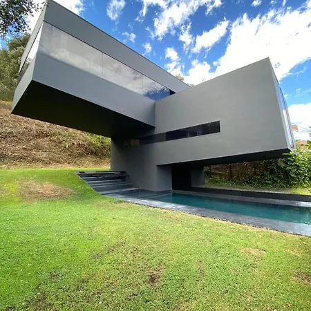 The Black Line House * Olot