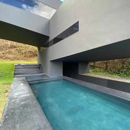 Villa The Black Line House Olot